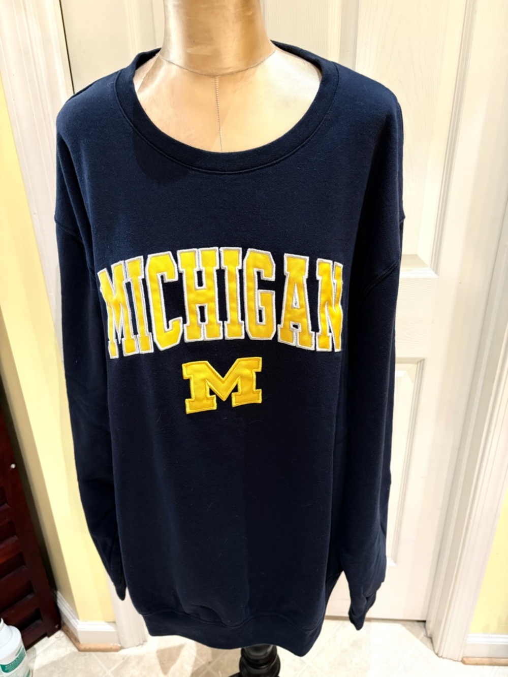 Collosseum Michigan Men’s Crewneck Navy w/Yellow logo Crewneck sweatshirt